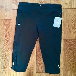 Athleta BE Free Athletic Capri’s Size L Black